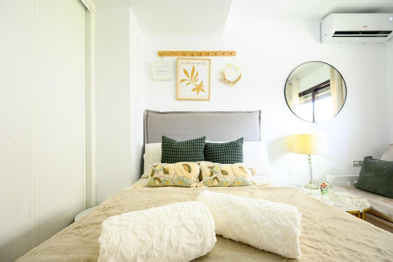 Estudio Con Parking Teatinos Malaga Living Экстерьер фото